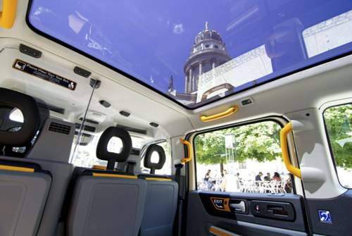 Sechs Sitzplätze für Fahrgäste gibt es serienmäßig, ein Panoramadach optional
