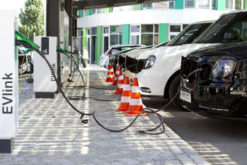 Das Elektro-Taxi lädt mit 50 kW Gleichstrom