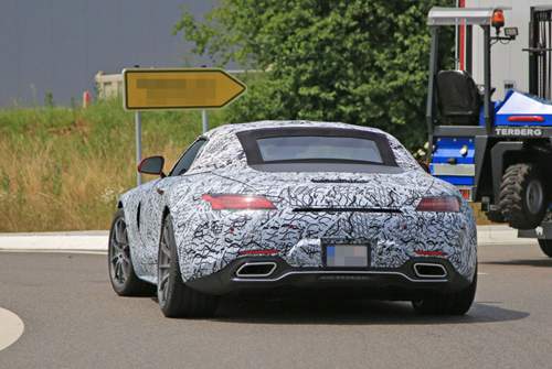 Mercedes-AMG GT Roadster Erlkönig: Das Foto zeigt einen Luftauslass zwischen den Heckleuchten, um Wärme vom Nachschalldämpfer abzuführen. Das kommende Cabrio des GT erbt ihn offenbar von der Hardcore-Version GT R