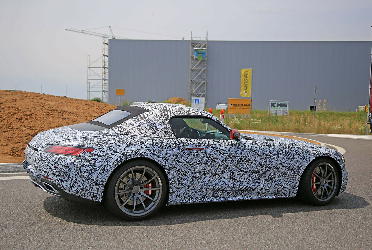 Mercedes-AMG GT Roadster Erlkönig: Wir rechnen mit der Publikumspremiere des offenen Sportwagens auf dem Pariser Salon im kommenden Herbst