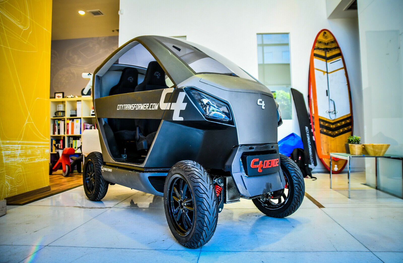 Der City Transformer ist ein E-Auto, das auf Knopfdruck schmaler wird. Das soll die Parkplatzsuche in Städten erleichtern