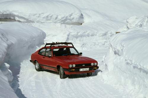 Der Ford Capri auf Schnee: Unverkennbar nicht die Stärke des Hinterradantrieblers