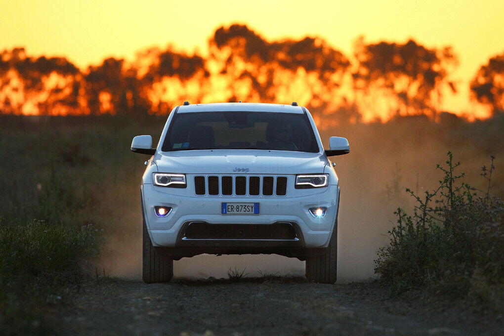 Nach dem Facelift wirkt der Grand Cherokee mehr wie ein SUV und weniger wie ein Geländewagen. Außerdem gibt es ein neues Getriebe von ZF und einen schicken Innenraum.