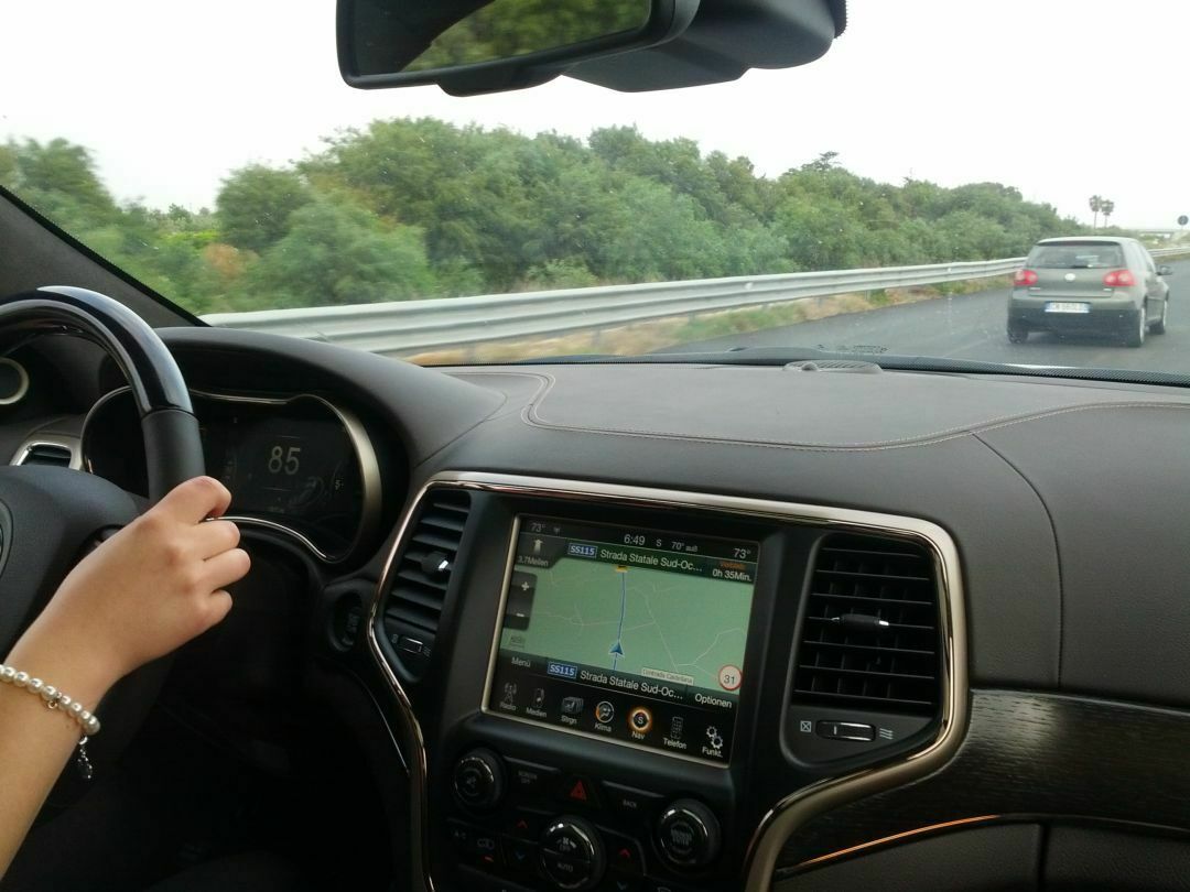 Auf der Straße wird der Jeep Grand Cherokee zum problemlosen, bequemen Reisefahrzeug