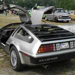 Ein DeLorean DMC 12 Coupé mit aufgeklappten Flügeltüren
