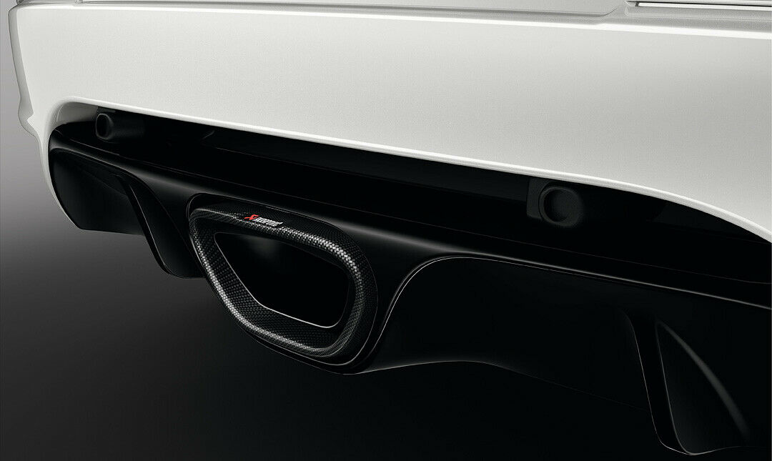Die Titan-Auspuffanlage stammt von Akrapovic