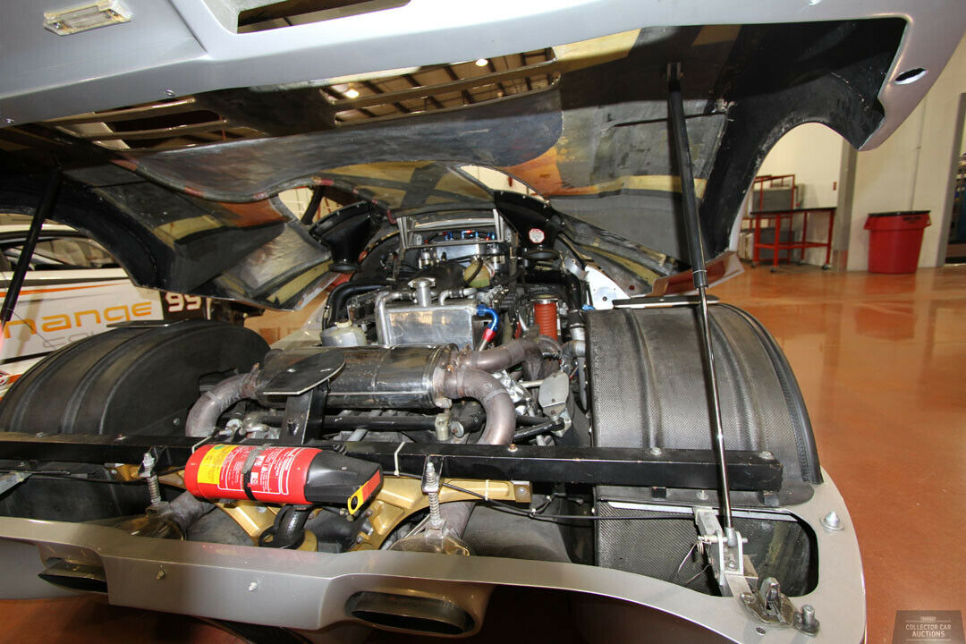 Lotec baute den C1000 in Zusammenarbeit mit Mercedes. Vor der Hinterachse arbeitet ein 5,6-Liter-V8