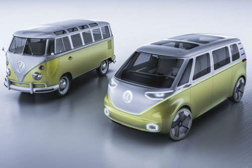 VW I.D. Buzz neben dem VW T1: Die Elektro-Studie geht 2022 in Serie. Bis zum Transporter wird es kaum länger dauern