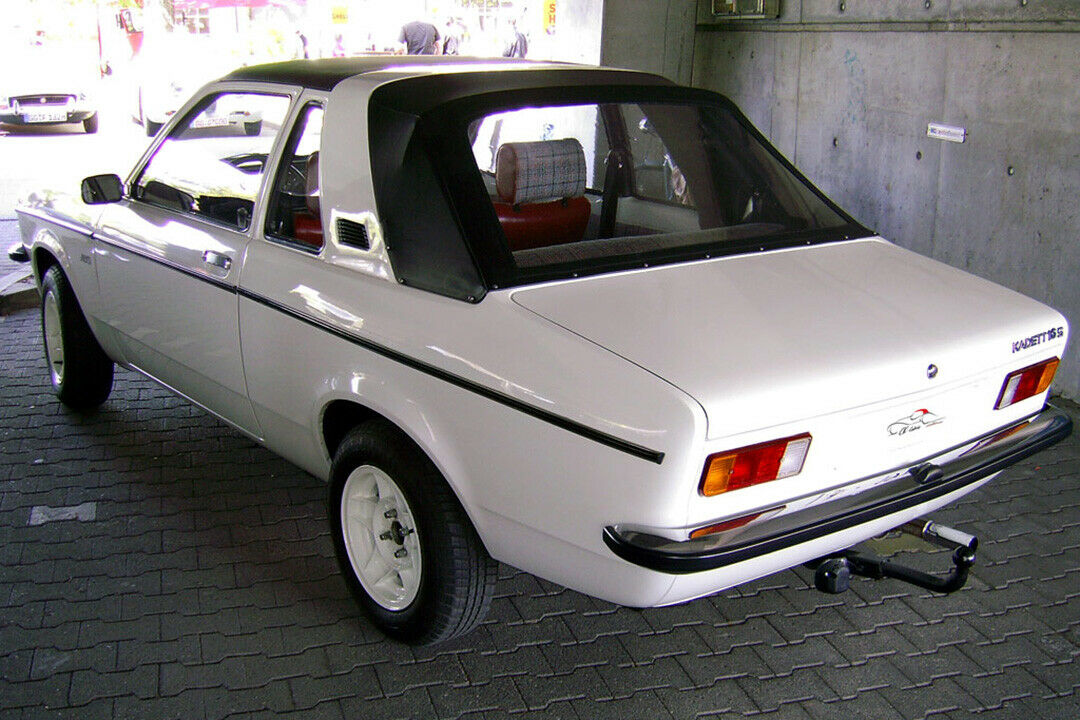 Nach dem gleichen Prinzip wie beim 3er BMW öffnete Baur auch den Opel Kadett C und nannte ihn Aero