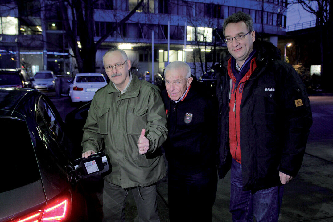 Plattner und Paulun nach der Messung: Mehr Verbrauch, dafür hatten sie Zeit für Fotos.