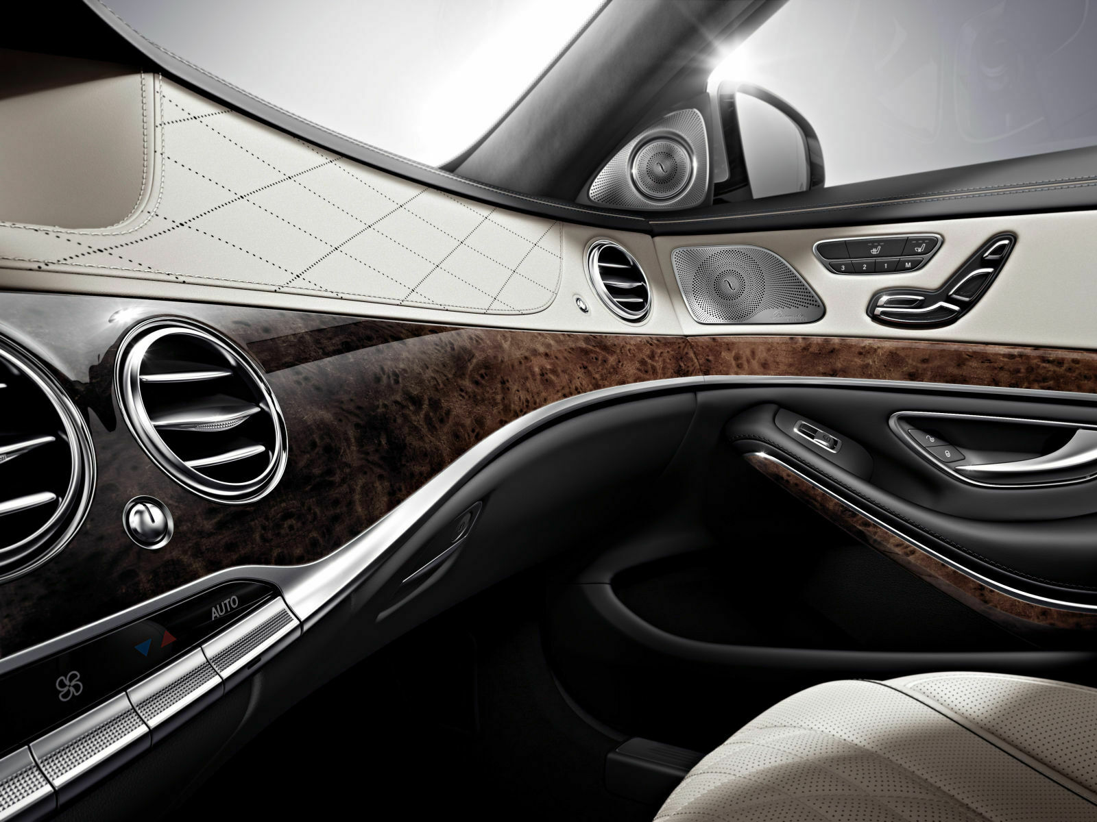 Leder, Holz und pferekte Übergänge: Mercedes gewährt einen Einblick in das Interieur der neuen S-Klasse.
