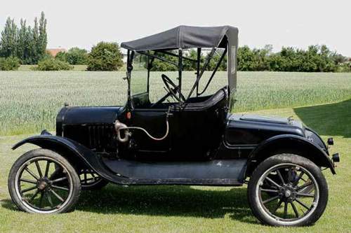 Ein Ford T-Modell vor einem privaten Sportwagenmuseum in Dänemark