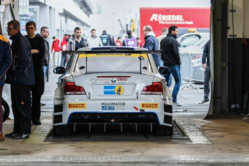 Neben dem Cockpit des "Eifelblitzes"greift Rudi Adams auch ins Volant des BMW 1er Coupés für TC-R & Vetter Motorsport und Pirelli