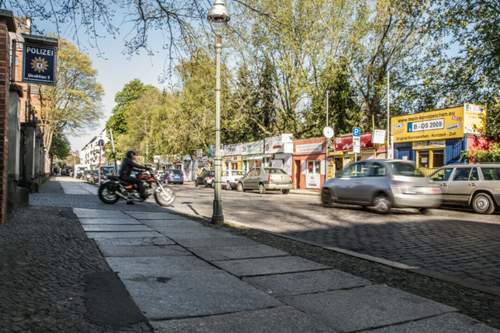 Kreuzberger Bleche-Buden: Gegenüber der Zulassungsstelle gibt es Kennzeichen