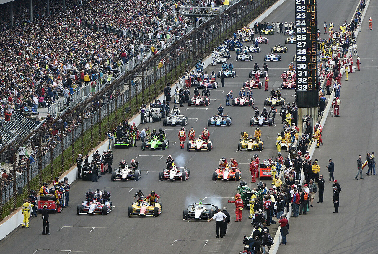 Die Indy500 startet an diesem Sonntag. 33 Fahrer gehen an den Start und fahren 200 mal vier Kilometer im legendären Oval