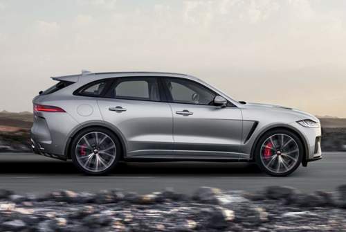 Lufteinlässe und breite Seitenschweller: Der SVR unterscheidet sich optisch deutlich von den übrigen F-Pace-Modellen. Akustisch sowieso