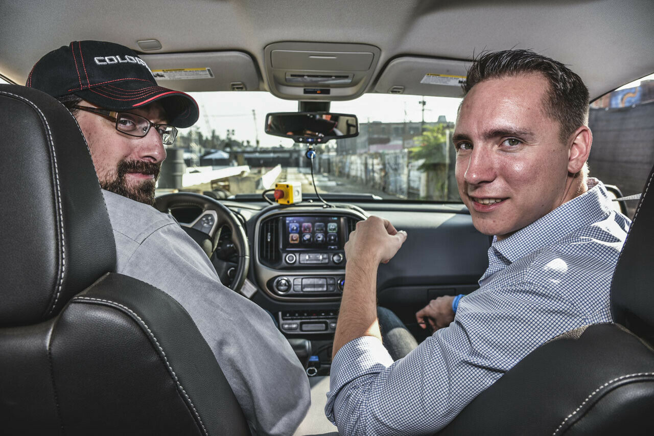 Tim (links) wäre lieber im echten Gelände gefahren, MOTOR-TALK-Redakteur Conni auch, doch der Rubicon Trail ist zu weit weg