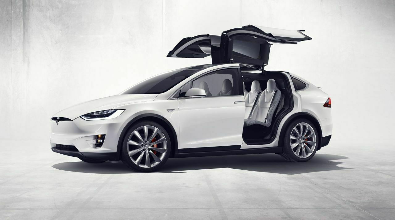 Die Flügeltüren gibt es auch in der Basisvariante des Model X, Allrad auch