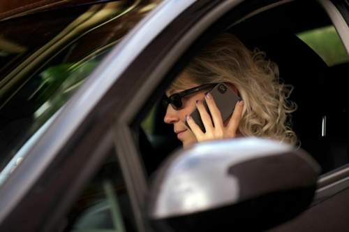 Das Handy am Ohr kostet ab 1. Mai 60 Euro - doch das wird wohl nur wenige Vieltelefonierer abschrecken