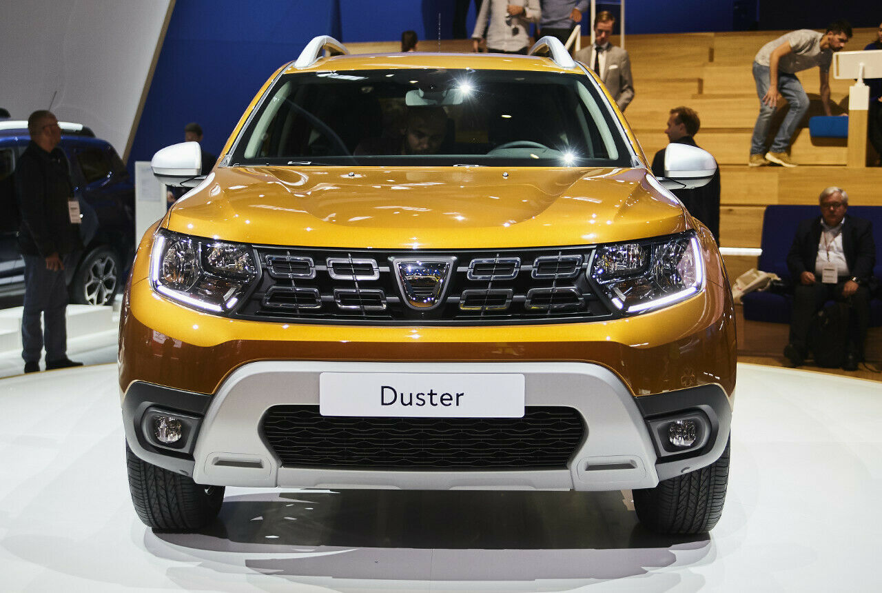 Die vorderen Scheinwerfer wanderten bei der neuen Generation des Dacia Duster nach außen, ragen jetzt bis in die Flanke