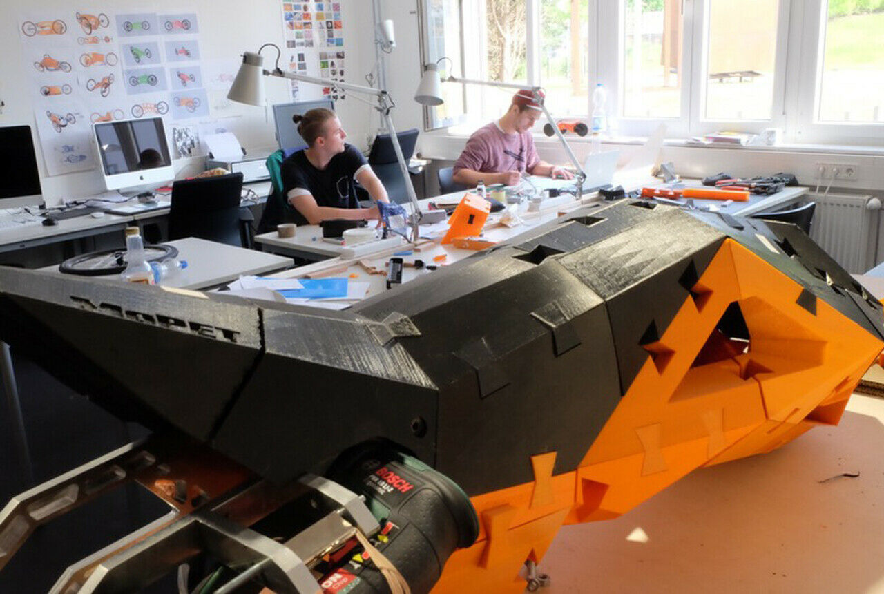 Bestimmte Teile der Boliden für das Akkuschrauberrennen 2016 - zum Beispiel die Verbindung der zwei Achsen - mussten mit einem 3D-Drucker gefertigt werden