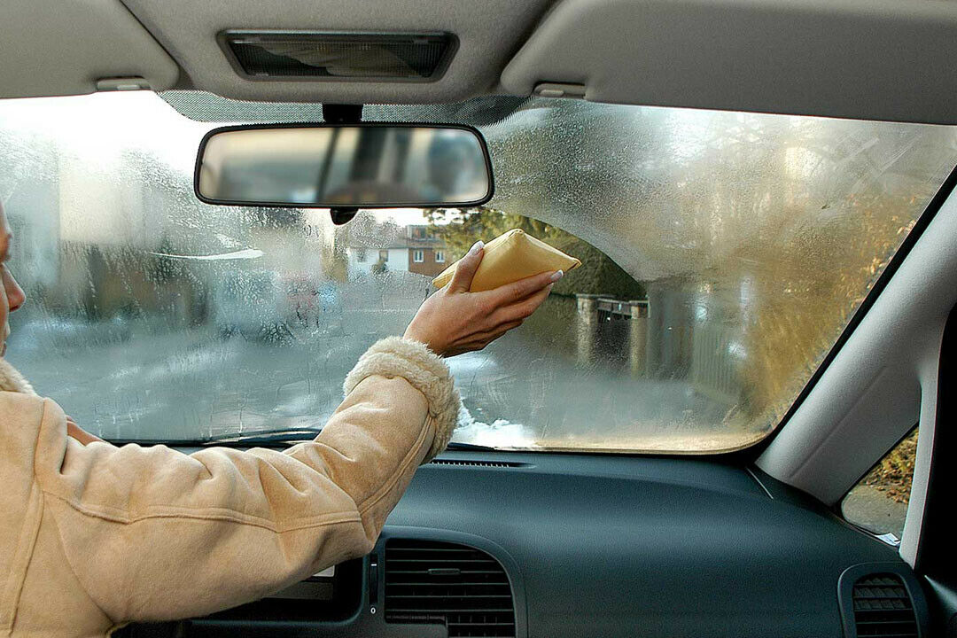 Kondenswasser an den Scheiben kann ein Hinweis auf undichte Stellen am Auto sein. Oft müffelt es dann bereits im Auto