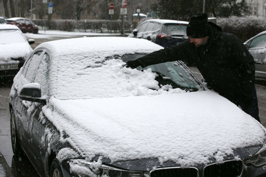 Besonders im Winter gelangt viel Feuchtigkeit ins Fahrzeuginnere