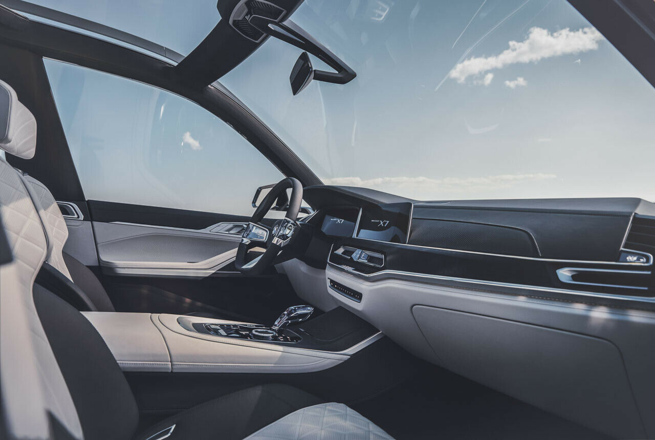Nur noch sehr wenige Knöpfe sollen nötig sein, um den BMW X7 zu bedienen: Das Auto soll intelligent genug dafür sein