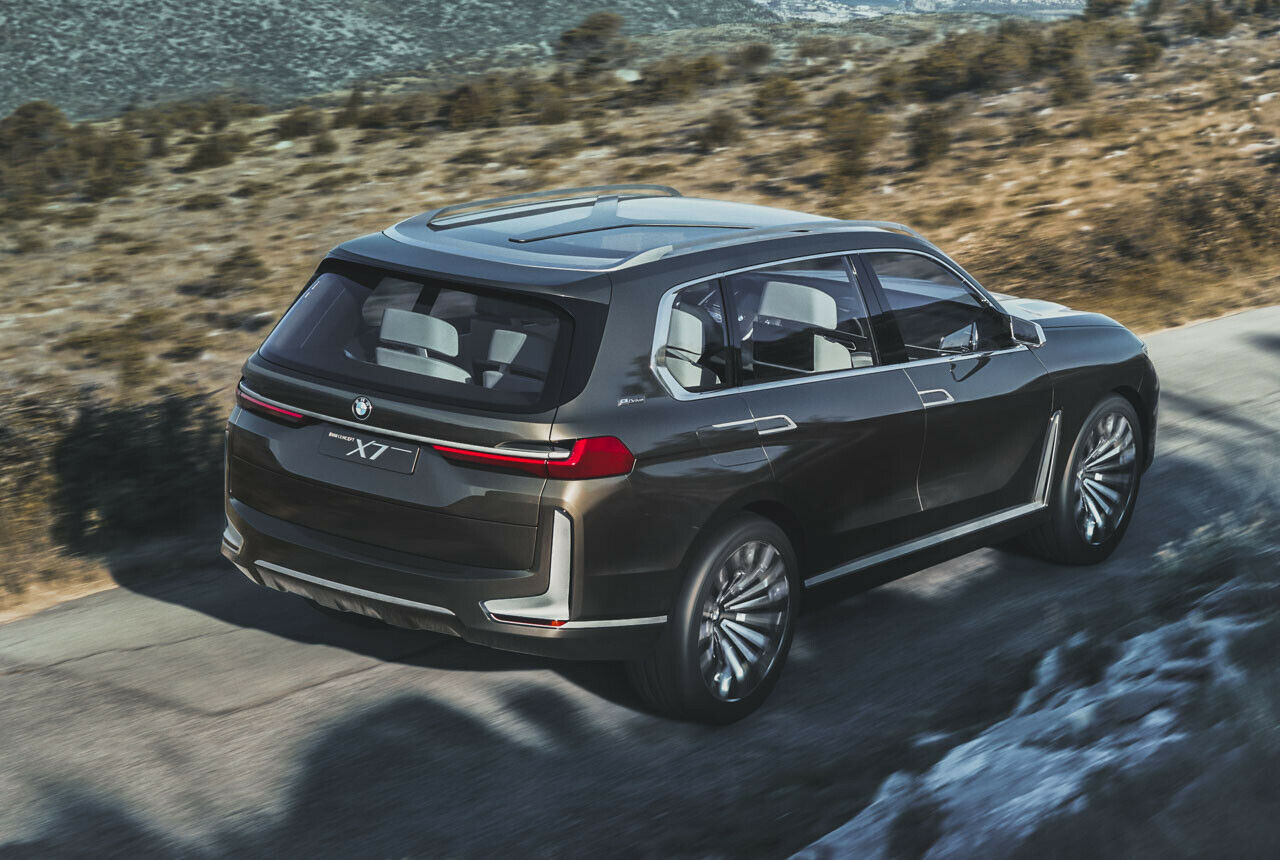 Parallelen zum 7er lassen sich am Heck des BMW X7 iPerformance noch erahnen