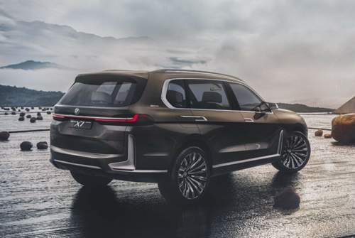Viel Chrom schmückt das äußere Erscheinungsbild des BMW Concept X7 iPerformance aus