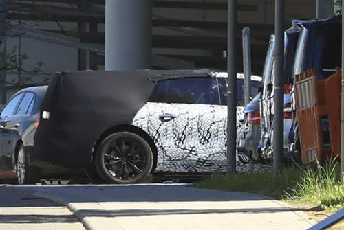 Das Heck des EQS verbirgt Mercedes noch unter einer schwarzen Plane, der Kombibuckel ist bloß Tarnung