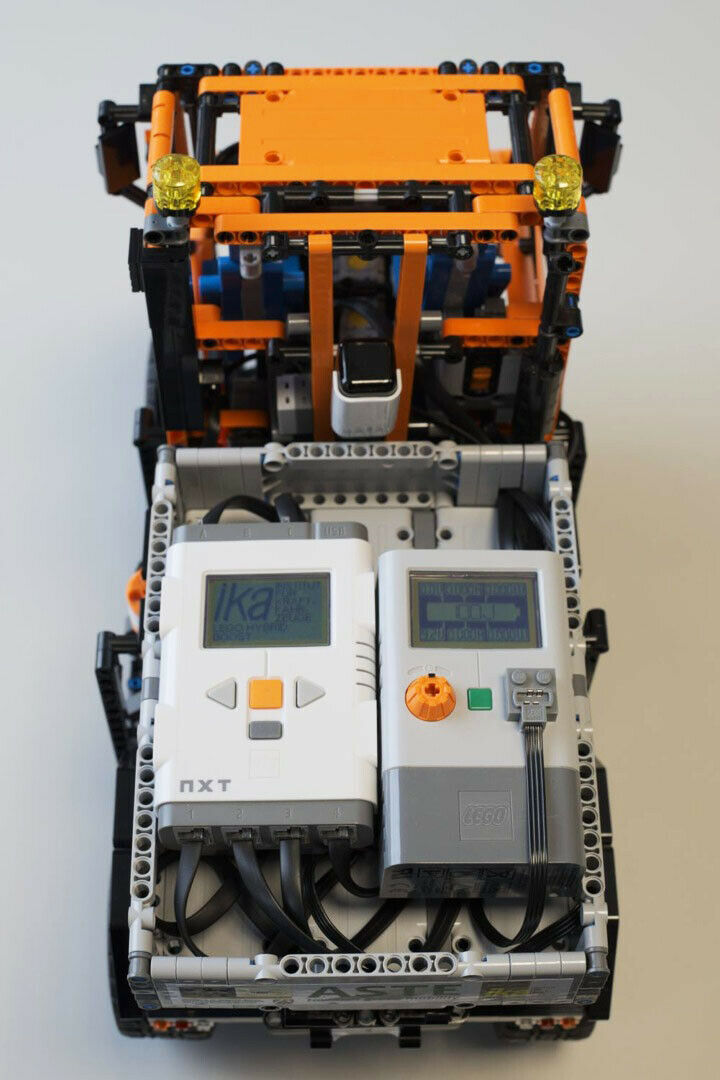Gesteuert wird der Hybrid-Antrieb über ein Bauteil der Lego Mindstorm Reihe