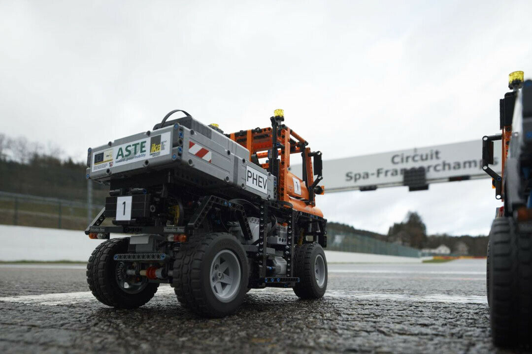 Das wahrscheinlich erste Hybrid-Auto, das ausschließlich aus Legoteilen gebaut wurde