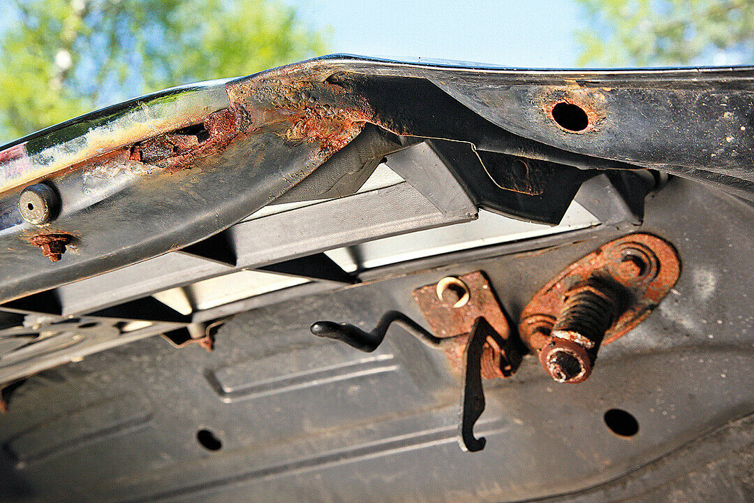 Motorhaube, Fanghaken: Wie andere Karosseriepartien ist die Haube stark durchgerostet. Ihr Fanghaken verlangt im Monatsrhythmus nach Rostlöser –
er gammelt immer wieder fest