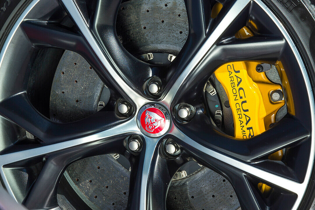 Nur die Carbon-Bremse trägt bei Jaguar gelbe Bemalung
