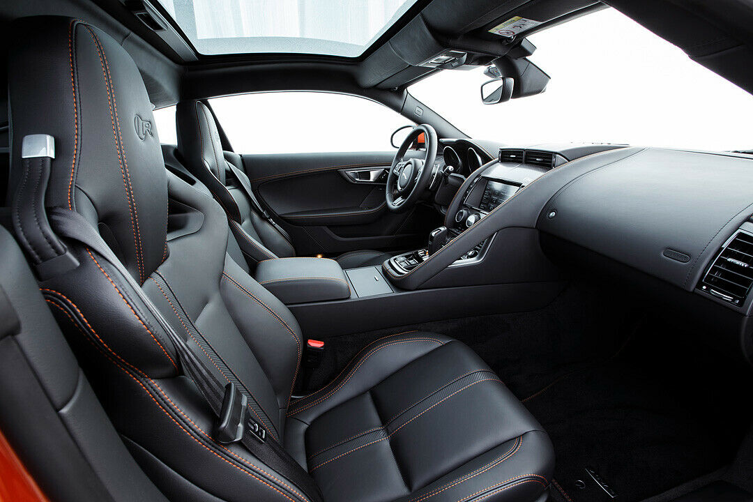 Im F-Type-Cockpit: Feines Leder mit Kontrastnähten