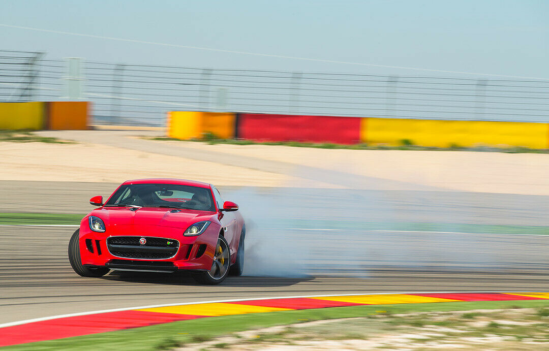 Im Drift auf der Rennstrecke: Der F-Type lässt sich spielend wieder einfangen