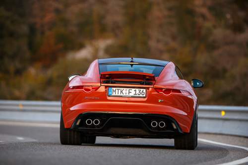 Vier Auspuff-Endrohre am Heck des F-Type Coupé wirken gar nicht britisch