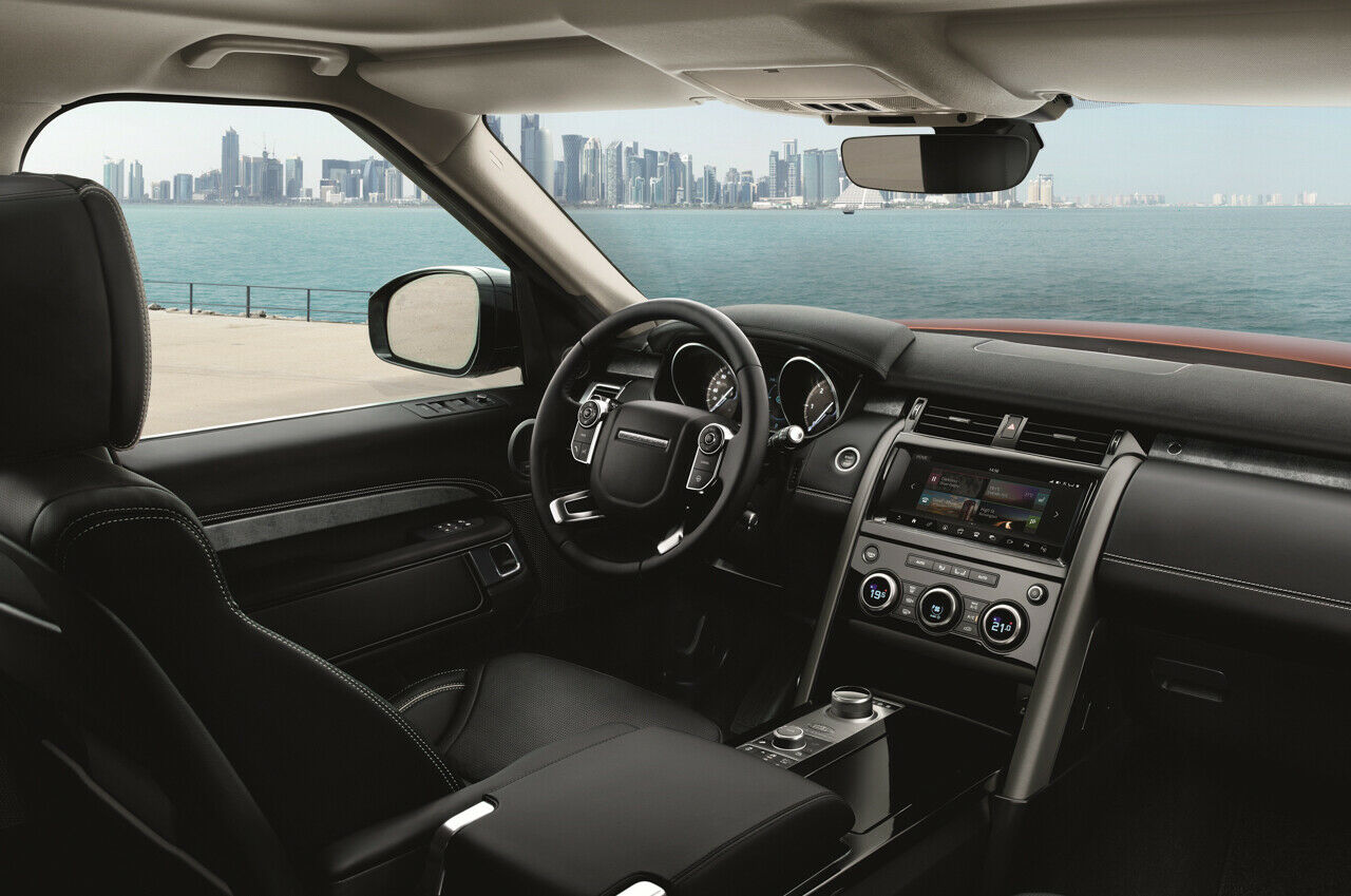 Im Innenraum gibt es keine Überraschungen: Das Design kennt man aus anderen Modellen von Jaguar Land Rover