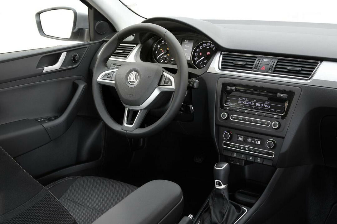 Das Lenkrad wurde überarbeitet. Es bietet jetzt auf beiden Seiten Bedienelemente. Die Veränderungen folgen auch in der Limousine