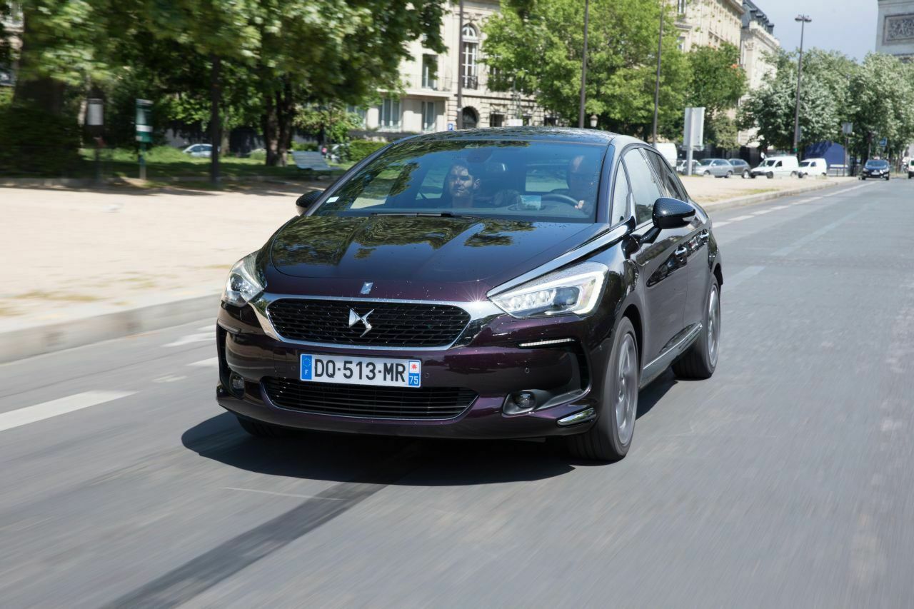 Den DS 5 bietet DS zum Marktstart mit einem Benziner und drei Dieselvarianten an, hinzu kommt der Diesel-Allrad-Hybrid
