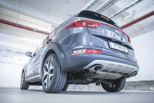 Simulierter Unterfahrschutz vorne und hinten verweist auf Geländetauglichkeit. Auf der Autobahn dürfte sich der Sportage aber wohler fühlen, als am Berg