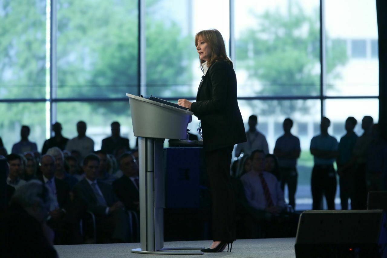 Das Gesicht des Rückruf-Rekordjahrs: Die GM-Chefin Mary Barra erläutert ihre aggressive Rückruf-Strategie auf einer Belegschaftsversammlung im Entwicklungs-Center Warren