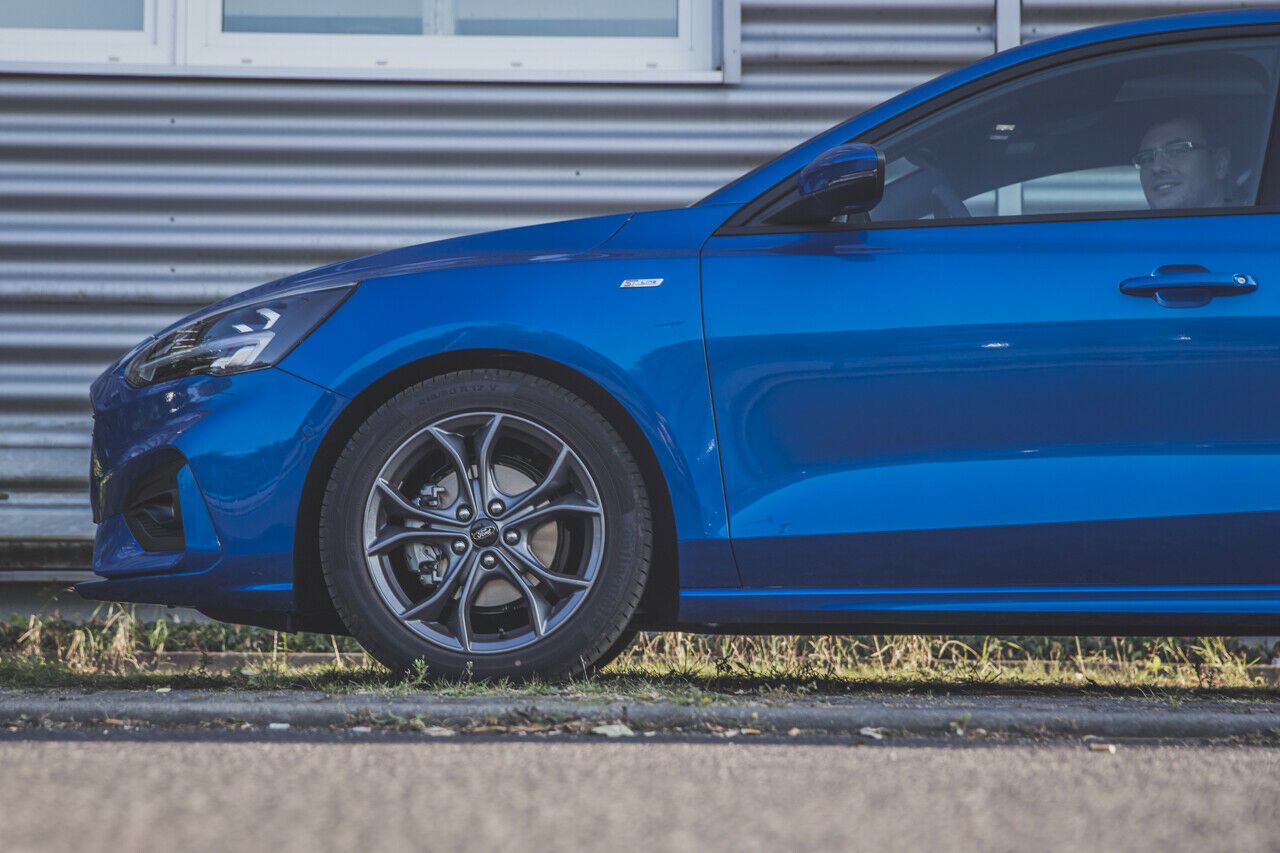 Der Ford Focus kommt in der ST-Line Ausstattungsvariante mit 17-Zoll-Rädern
