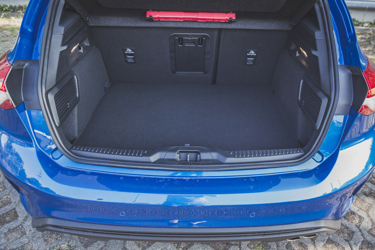 Der Ford Focus Mk4 fasst 375 Liter, bei umgeklappter Rückbank passen 1.354 Liter ins Heck