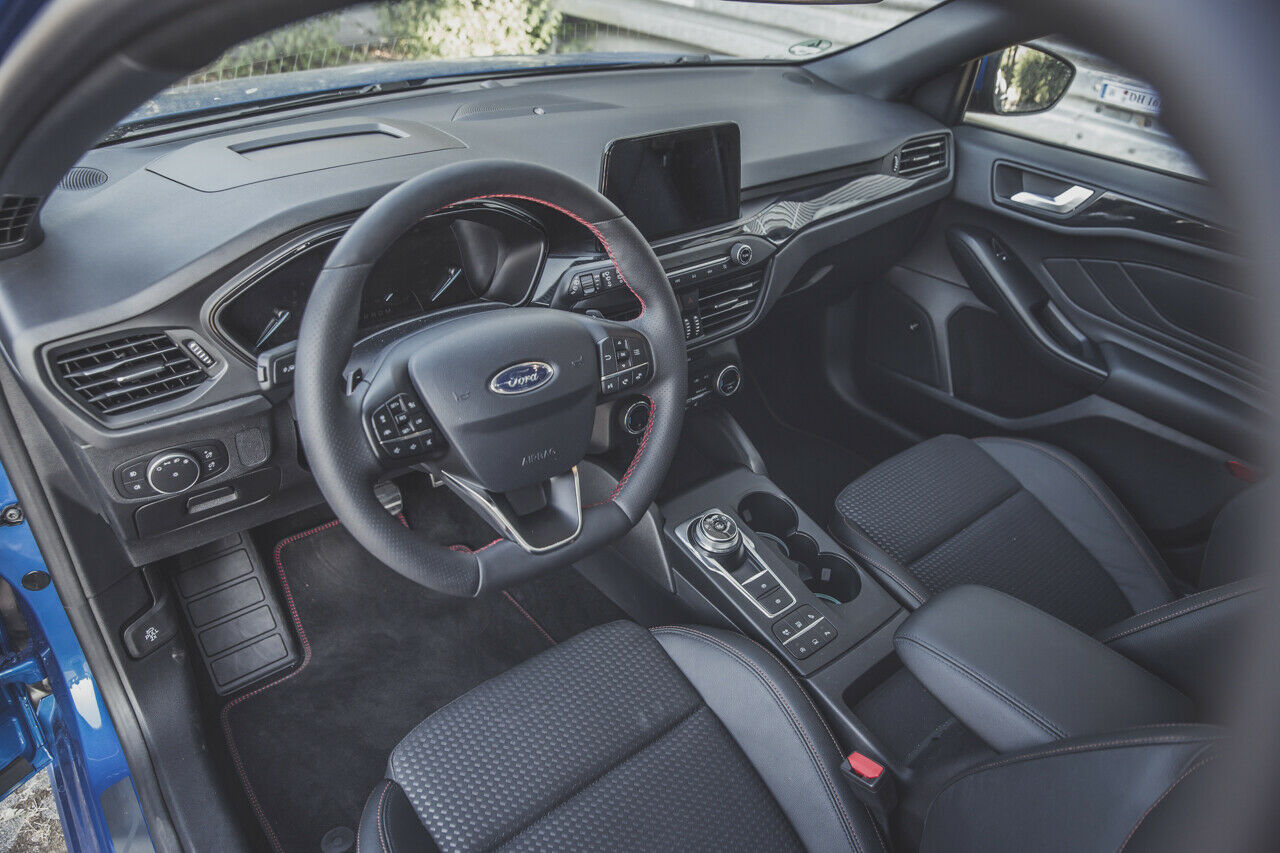 Der Innenraum des Focus Mk4: Erstmals kommt der kompakte Ford mit freistehendem Infotainment-Display und Drehregler für die Automatik