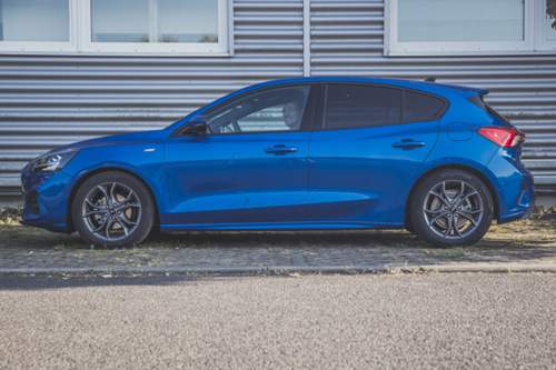 Fords Kernmodell wird mit dem Modellwechsel länger: Mit 4,37 Metern überragt der Focus seinen Vorgänger um rund 1,8 Zentimeter
