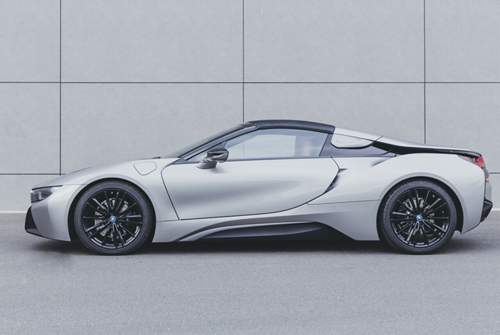 Auch so lässt sich 4WD realisieren: Im BMW i8 steckt ein 105 KW (143 PS) E-Motor für die Vorderachse sowie ein 231 PS starker Verbrenner für die Hinterachse