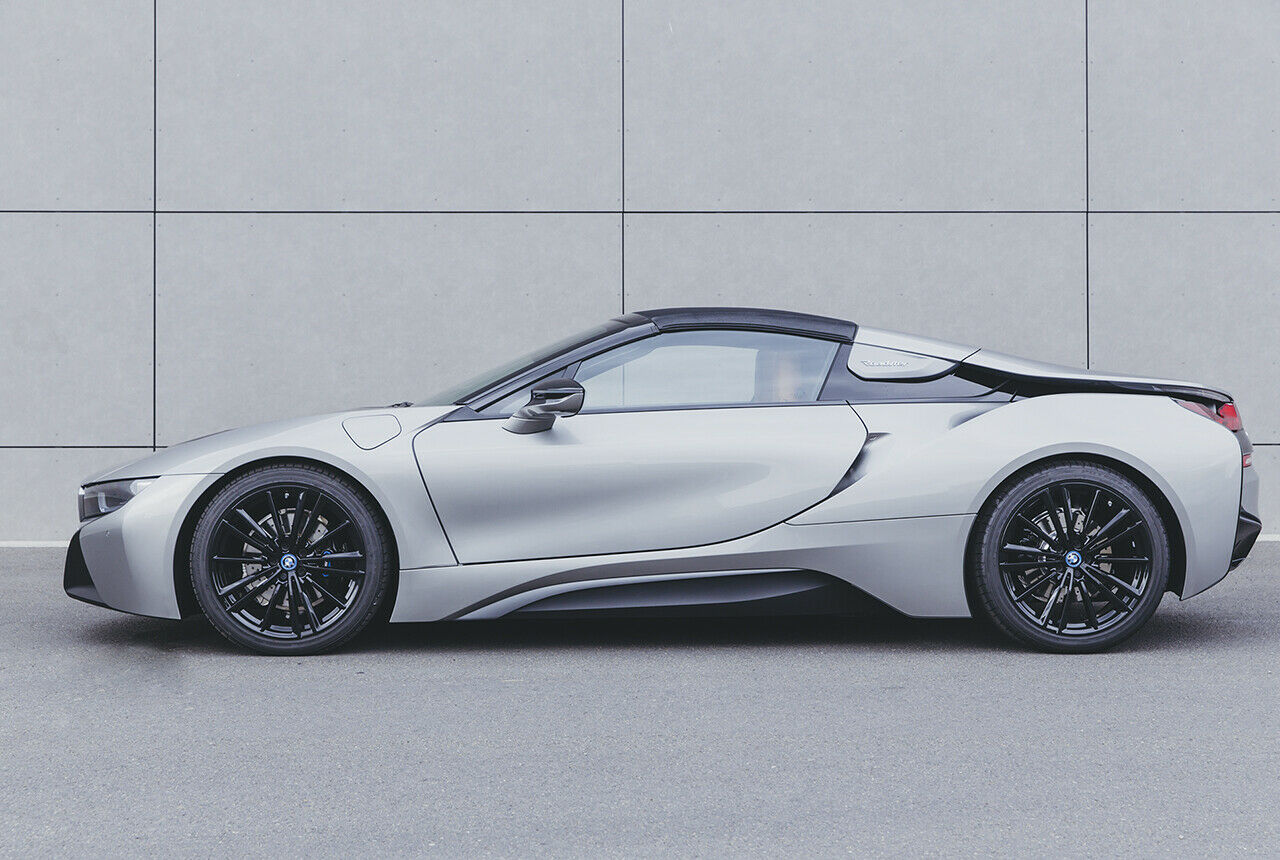 Auch so lässt sich 4WD realisieren: Im BMW i8 steckt ein 105 KW (143 PS) E-Motor für die Vorderachse sowie ein 231 PS starker Verbrenner für die Hinterachse