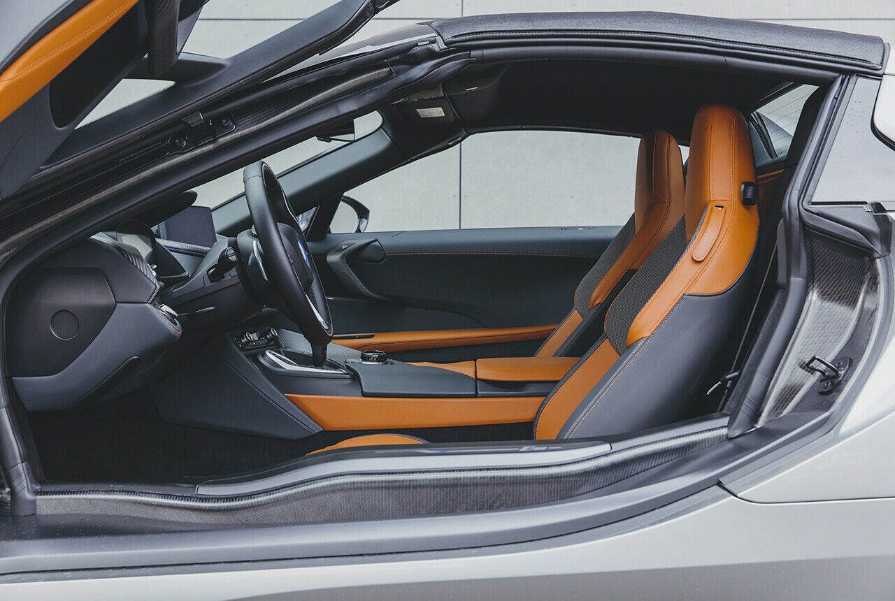 Der BMW i8 Roadster: Ins Innere geht es über hohe Einstiege